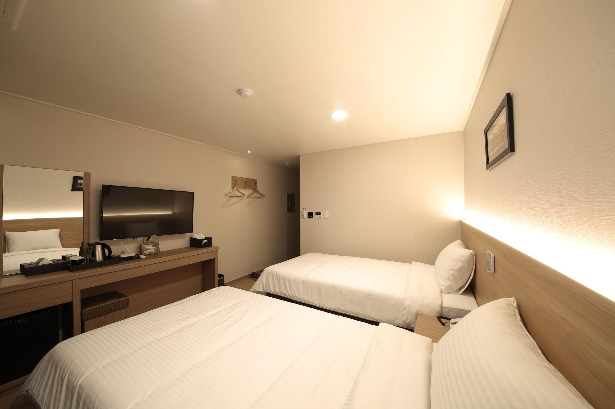 Harbor Hotel